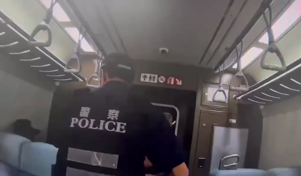 鐵路警察局台北分局員警進入區間車車廂將嫌犯逮捕。(圖/鐵路警察局台北分局提供)
