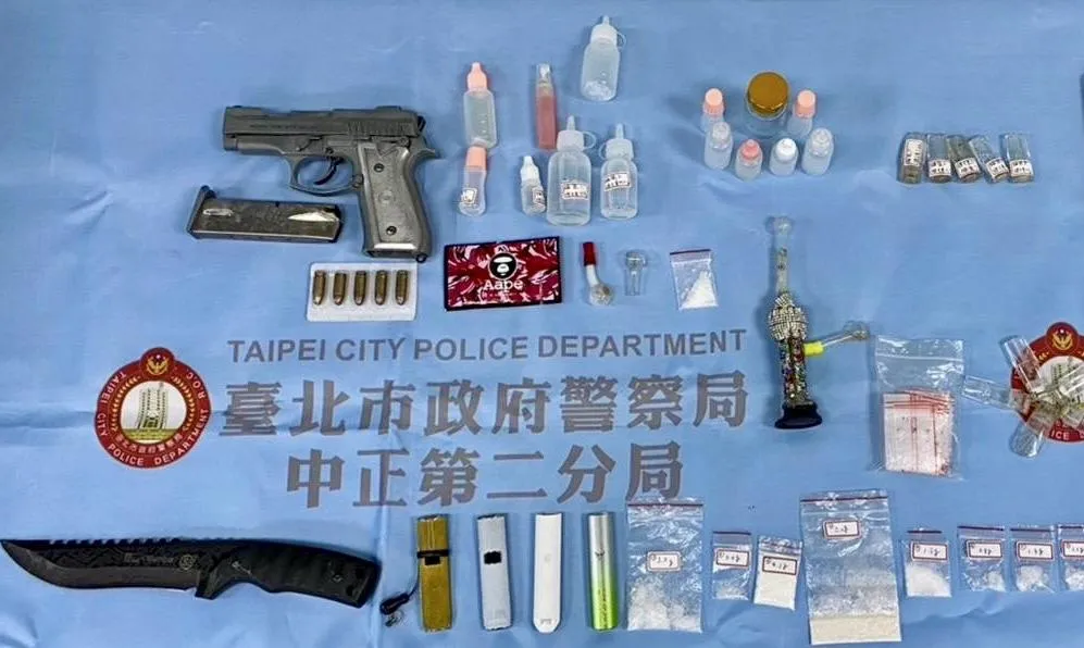 警方查扣槍枝刀械與毒品等證物。（圖／翻攝畫面）