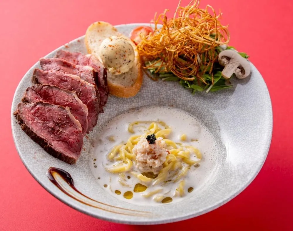 新版擺盤改將主菜、配料放在邊緣，和湯麵分離。（圖／鯛担麵提供）