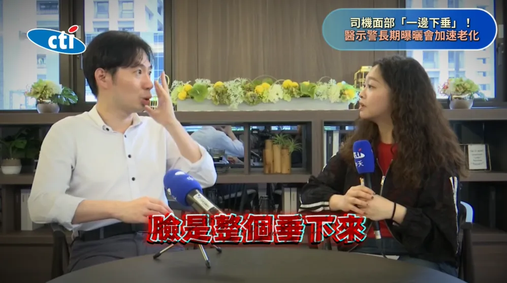 姜冠宇分享,過去曾看過長期開車的司機,因為一側臉部長時間受到陽光照射竟出現明顯差異,甚至形容看起來就像「黑白郎君」。(圖/翻攝《健康我+1》畫面)