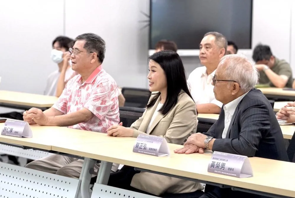張嘉郡提出「高齡友善藥局」政策。（圖／張嘉郡競選辦公室提供）
