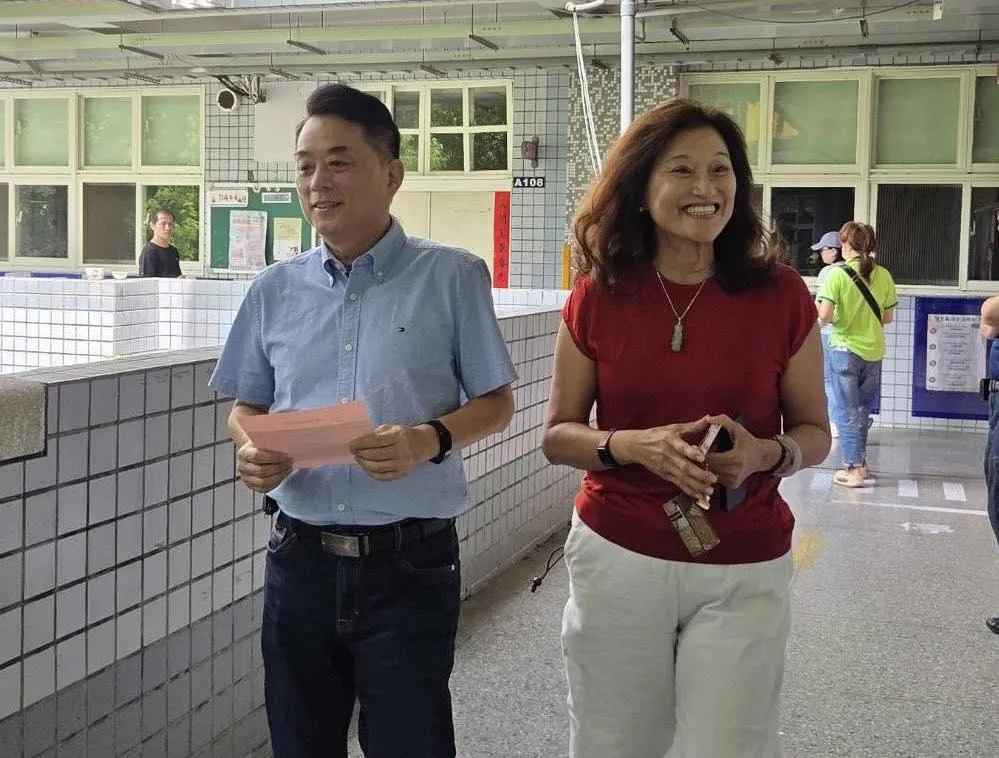 魯明哲與妻子前往投票。（圖／翻攝魯明哲臉書）