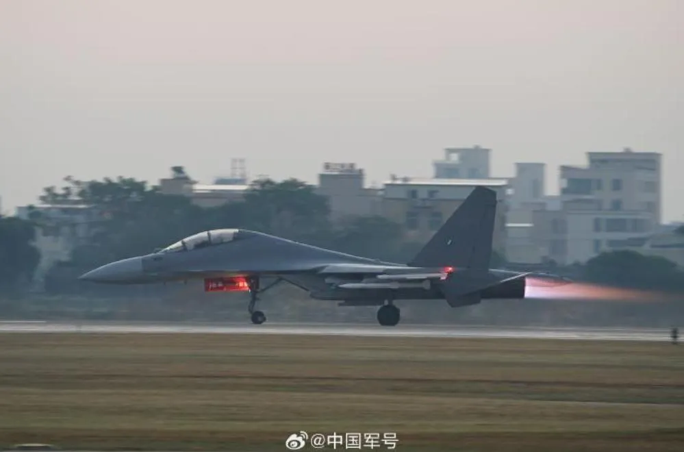 大陸「正義使命-2025」對台圍島軍演,演習全程採實彈射擊。(圖/翻攝微博「中國軍號」)