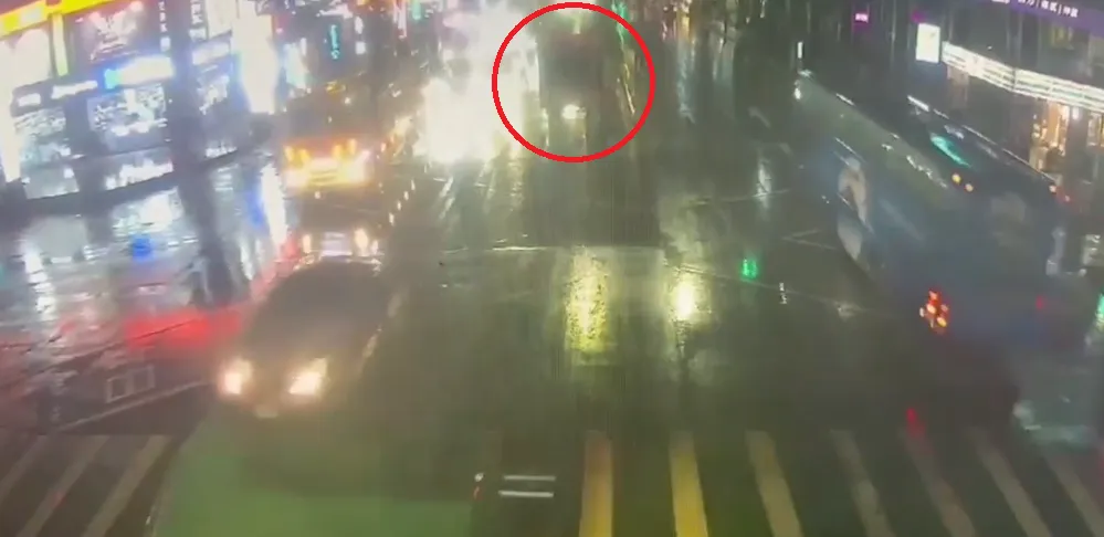 民眾質疑有貨櫃聯結車將貨櫃留在桃園市蘆竹區中正路與南竹路快車道。（圖／警方提供）