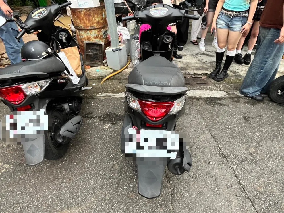 屏東縣小琉球發生一起機車衝入民宅事故。(圖/東港分局提供)