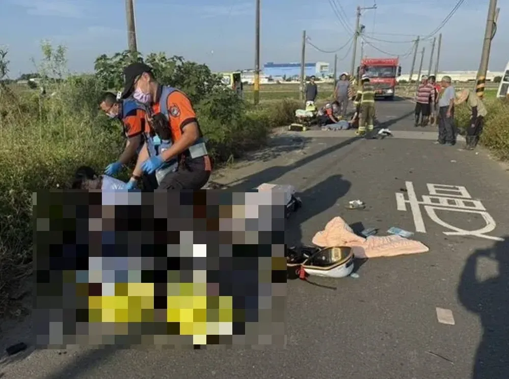 一對年紀均為42歲的夫妻騎乘機車行經子龍三街,與一輛黑色特斯拉發生劇烈碰撞,雙雙遭噴飛重摔。(圖/翻攝畫面)