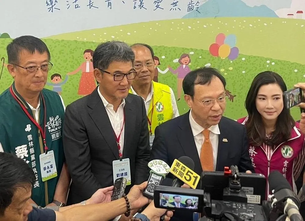 《鏡週刊》今披露,對女議員張庭綺動手掌摑的同黨女議員就是劉建國的「政治戰友」蔡孟真(右一)。(圖/蔡孟真臉書)