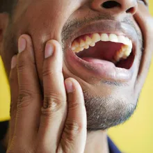 他因工作經常應酬慘罹癌!醫示警「牙齦腫痛」別輕忽