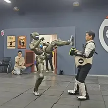 影/一腳踹飛老闆!陸企眾擎T800機器人測試 CEO驚呼會骨折