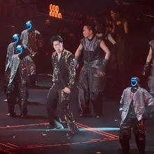 影/王力宏成都演唱會「機器人伴舞」!高難度「空翻」馬斯克點讚