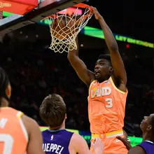 NBA/進球後做「Too small」手勢 騎士湯姆斯下秒跌倒糗到翻