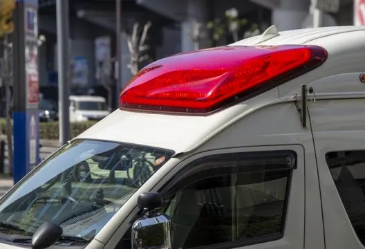 陸驚傳校車死亡意外!上學途中撞「停路邊大貨車」 釀2死14傷