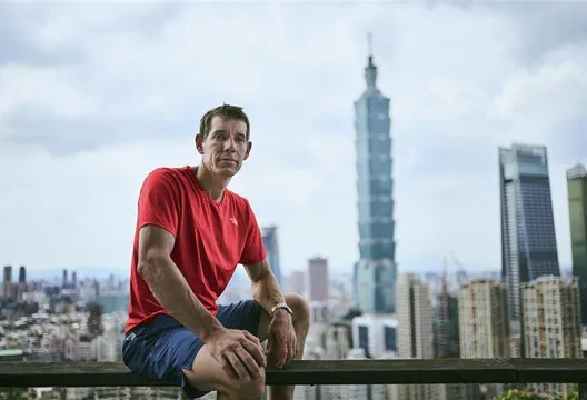 狂!攀岩名將霍諾德「徒手爬台北101」 明年1月全球直播
