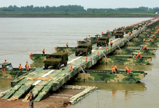 侵台準備?日媒:解放軍沿海部署「移動式棧橋」船隊 訓練搶灘登陸