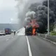 影/五楊高架桃園段遊覽車突燃燒「變火球」 25人急逃命