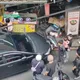 基隆廟口夜市旁轎車失控連撞店面!女騎士受傷送醫 現場一片混亂