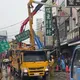 影/台南仁德路面塌陷「天坑吞路標」 疑水管破裂急搶修
