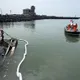 屏東鹽埔漁港深黑油污!疑漁船漏油 海巡吸油棉索成功防堵