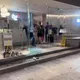 擋不住16級狂風! 汐止知名火鍋大門慘遭風壓「炸裂粉碎」