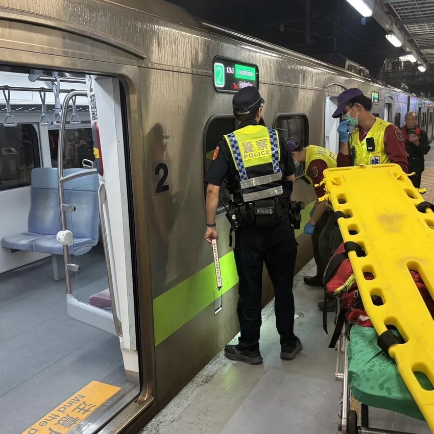台鐵中壢站旅客闖軌!遭1263次區間車撞擊送醫 列車旅客全換乘