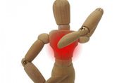 下背痛是許多人的困擾！　醫曝「脊椎滑脫」恐是原因之一