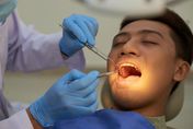 8成台灣成年人罹患牙周病！醫示警：恐釀心血管疾病　沖牙機不能替代牙線