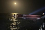 南韓漁船深夜發生翻覆意外　大量海水突然灌入船艙...12名船員3人獲救9失蹤