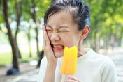 牙齒別太頻繁刷！醫示警「5大原因」成敏感性牙齒　沒事別亂含酸梅