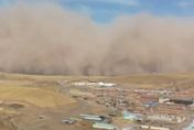 影/甘肅發佈沙塵暴藍色預警　民眾拍下滾滾「百米沙塵牆」奇景