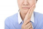 婦裝假牙竟發現「口腔巨大硬塊」醫：反覆潰瘍恐「骨頭變異」快就醫