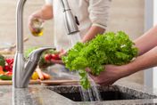 蔬果都用「這方法洗」最安心！營養師：鹽巴洗菜不乾淨反洗進農藥