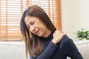 身體莫名疼痛患「纖維肌痛症」中醫穴道按摩緩解　哪痛按哪