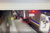 影/驚！旅客搬娃娃車突重心不穩摔落月台車廂縫隙　幸好火車還未開動