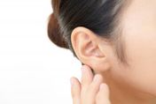 53歲婦感冒耳朵痛竟是「耳膜破了」　只能聽到55分貝！醫警告：嚴重恐失聰