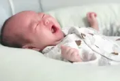 寶寶「急性腸套疊」哭鬧嘔吐　小兒醫：嚴重恐腸穿孔、危及性命