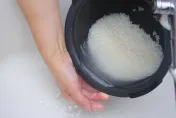 日本人用「洗米水」護髮風潮真的有效？洗這物造成反效果