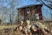 影/毛骨悚然！探險家荒野中發現廢棄屋　散落一地娃娃玩具超詭異