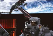 歷時8小時！神舟十六乘組首出艙　航天飛行工程師朱楊柱秀「太空漫步」