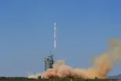 影/第100次發射！陸長征4系列火箭升空　風雲三號06衛星成功入軌