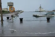超級藍月逢颱風！箔子寮漁港海水倒灌「淹膝蓋高」　他：2天後才是最大潮