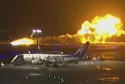 蹦一聲！日航客機燒成火球「機上379人全Safe」　他驚呆：一堆人坐等空姐指令