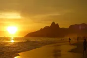 巴西海岸爆發「赤潮」現象　200多人戲水後中毒送醫