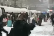 15年來最複雜春運天氣致交通大亂！月台遭積雪覆蓋、列車誤點7小時