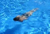 巴西水上樂園傳驚悚意外！高壓電線掉泳池13人觸電　3人身亡包括1孕婦