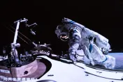 神舟十七號太空人進行第二次出艙活動　完成首次艙外維修任務