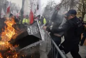 影/控遭歐盟出賣！波蘭農民開拖拉機大抗議　總理辦公室前怒燒棺木