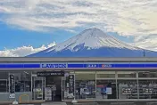 富士山「絕美拍照點」恐走入歷史！觀光客搶拍讓居民氣炸　架黑網遮好遮滿