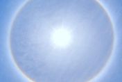 太陽周圍現「七彩光圈」！氣象署曝「日暈」知識　專家示警：勿肉眼直視