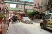 快訊/板橋自小客追撞機車波及對向車輛　機車起火濃煙狂竄影片曝光