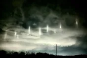外星人降臨地球？夜空驚見9道光柱漂浮如科幻片　起因來自「它」